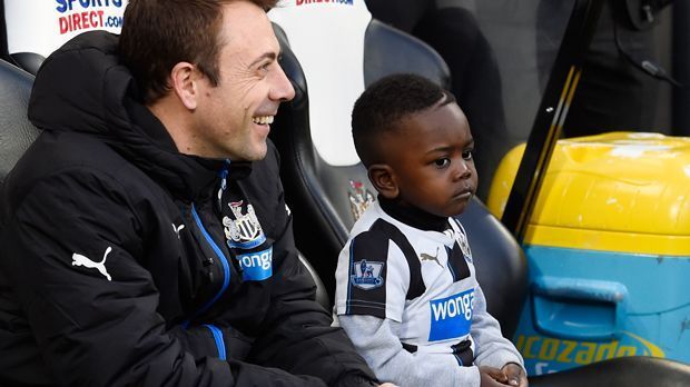 
                <strong>Newcastle-Coach Benitez bekommt Autogramm von Spieler-Sohn</strong><br>
                Das Probesitzen auf der Newcastle-Bank im St. James Park klappt dann auch schon mal ganz gut - doch damit nicht genug.
              