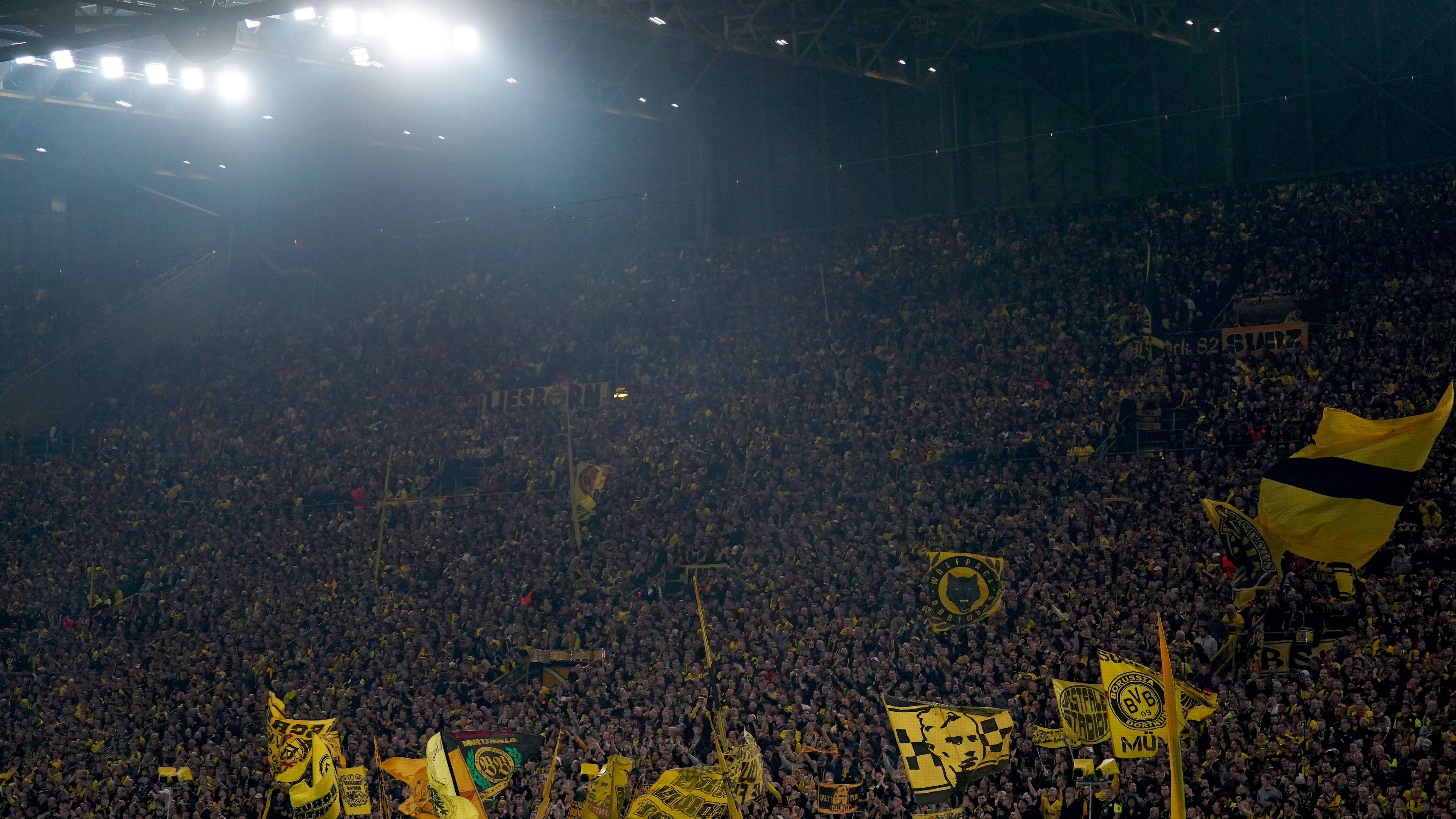 <strong>Signal Iduna Park (Dortmund)</strong><br>• Heimverein: Borussia Dortmund<br>• Fassungsvermögen: 81.365 Plätze<br>• Eröffnet: 1974 (letzte Renovierung: 2019)