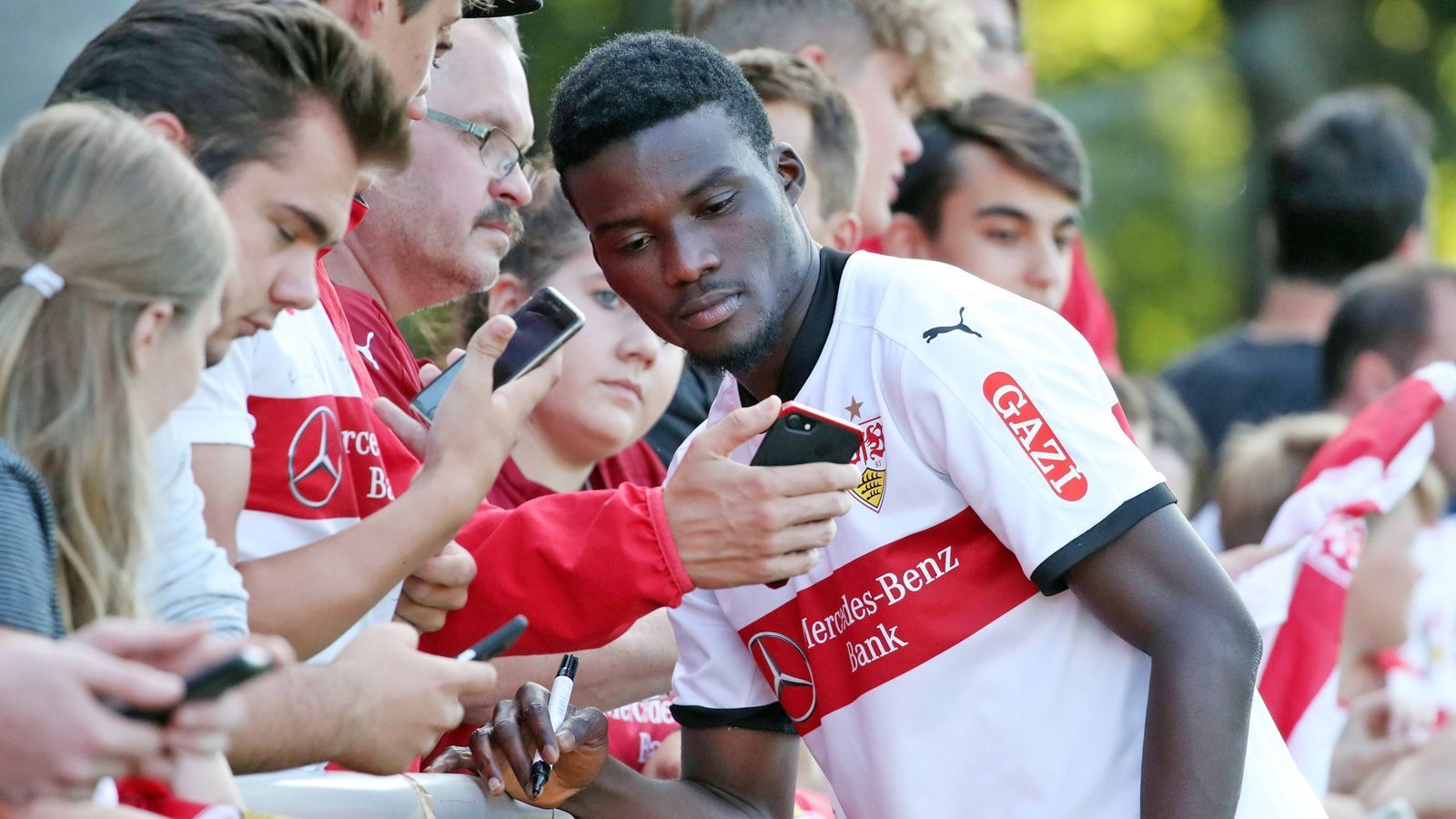 
                <strong>Hans Nunoo Sarpei (VfB Stuttgart)</strong><br>
                2016 verpflichtete der VfB Stuttgart Hans Nunoo Sarpei. Das Medienecho war groß, schließlich ist der heute 19-Jährige der Neffe vom früheren Bundesliga-Profi Hans Sarpei (unter anderem Schalke, Leverkusen und Wolfsburg). Doch den Durchbruch bei den Schwaben hat der Offensivspieler nie geschafft, in den Planungen des Klubs spielt er keine Rolle mehr. 
              