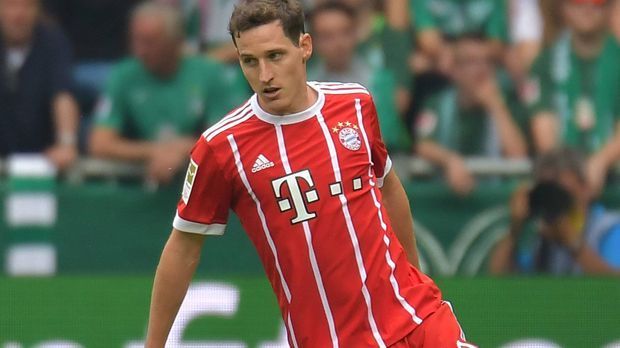 
                <strong>Sebastian Rudy (FC Bayern München, ablösefrei)</strong><br>
                Es mag sein, dass sich an dem Nationalspieler durchaus die Geister scheiden. Und natürlich hieß es bei der frühen Verkündung der Verpflichtung im Januar: Was will der beim Rekordmeister? Aber: Der 27-Jährige überzeugte bislang und hat sich gut eingelebt. Ob nun Stammspieler oder Feuerwehrmann, wenn es brennt: Rudy ist ablösefrei ohne Frage eines der größten Schnäppchen.
              