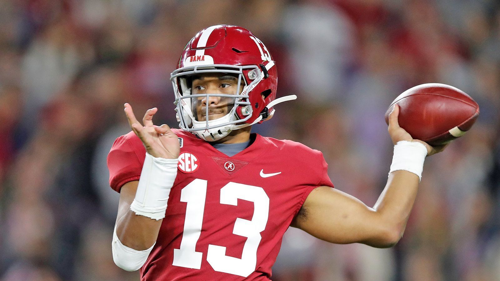 
                <strong>Tua Tagovailoa (Alabama) </strong><br>
                Aufgrund einer Hüftverletzung verpasste Tua Tagovailoa weite Strecken der Saison und war auch beim NFL Combine nicht aktiv. Trotzdem gilt der Hawaiianer als Top-5-Pick, weil er vor seiner Verletzung abgeliefert hat. In den vergangenen zwei Saisons warf er 76 Touchdown-Pässe bei nur neun Interceptions. Das Risiko eines Top-Picks für Tua wollen wohl einige Teams eingehen. Zu den Stärken des Lefty gehören eine gute Präzision, eine starke Antizipation und ein sehr akkurater Deep Ball. Sein Wurfstil gilt als aggressiv, da er oftmals die weite Lösung durch die Luft sucht und auch findet. Experten vergleichen ihn in der NFL vom Spielstil her mit Russell Wilson von den Seattle Seahawks. 
              