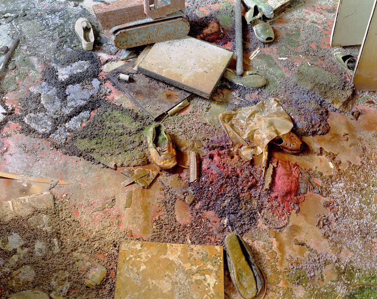 Schuhe liegen auf dem Boden im Kindergarten in Pripjat. Das Bild entstand 2006, also 20 Jahre nach dem Reaktor-Unfall.