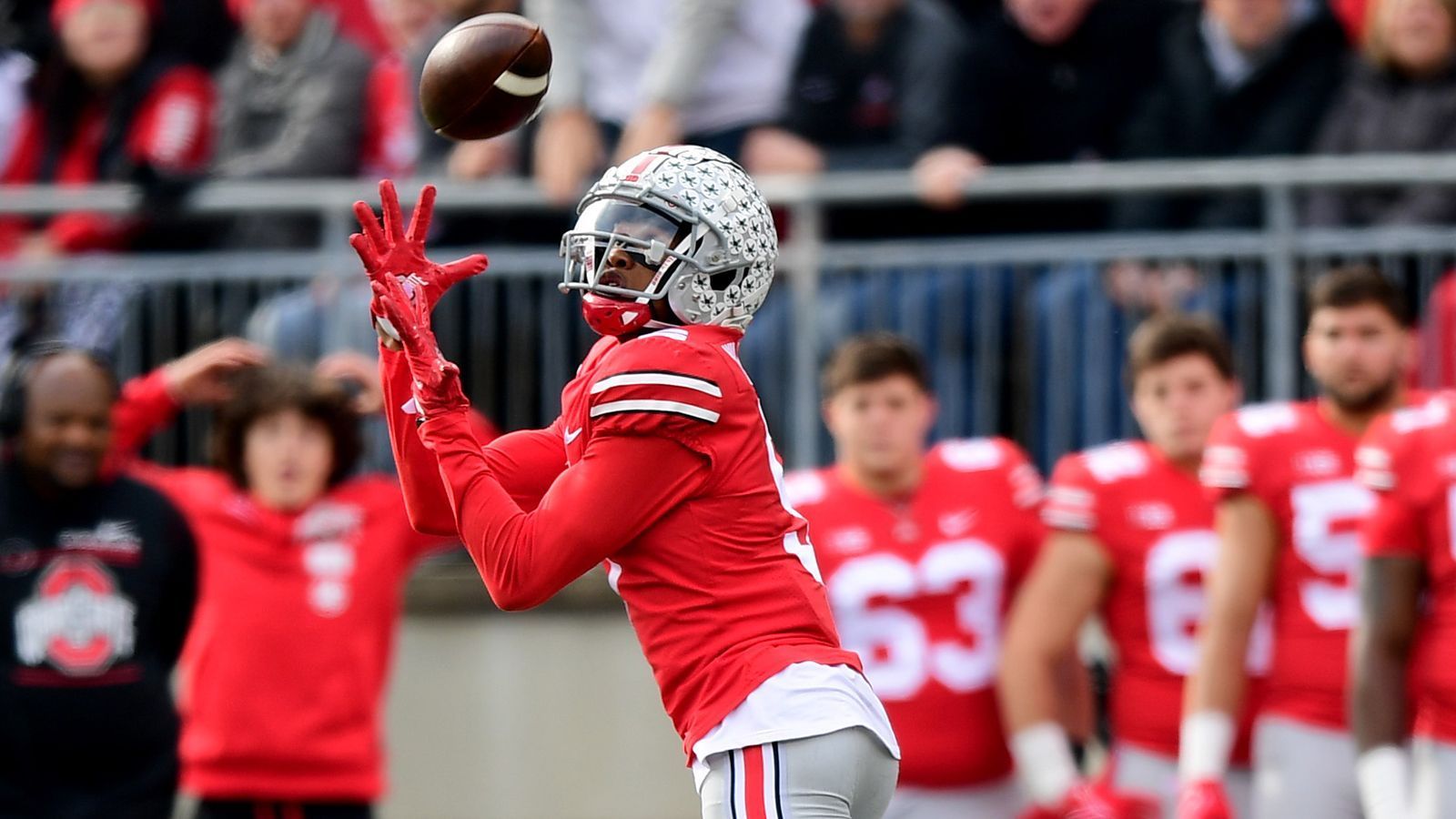 
                <strong>10. Pick: New York Jets - Garrett Wilson, WR, Ohio State</strong><br>
                Nachdem Zach Wilson jetzt schon - in der Theorie - besser geschützt ist, bekommt er noch Unterstützung im Receiver-Raum. Garrett Wilson ist ein sehr guter Routen-Läufer mit sehr weichen und sicheren Händen und ein neues Ziel für Wilson ist wichtig. Bei den Jets wird die Devise "Baue alles um deinen Quarterback auf" gelebt.
              