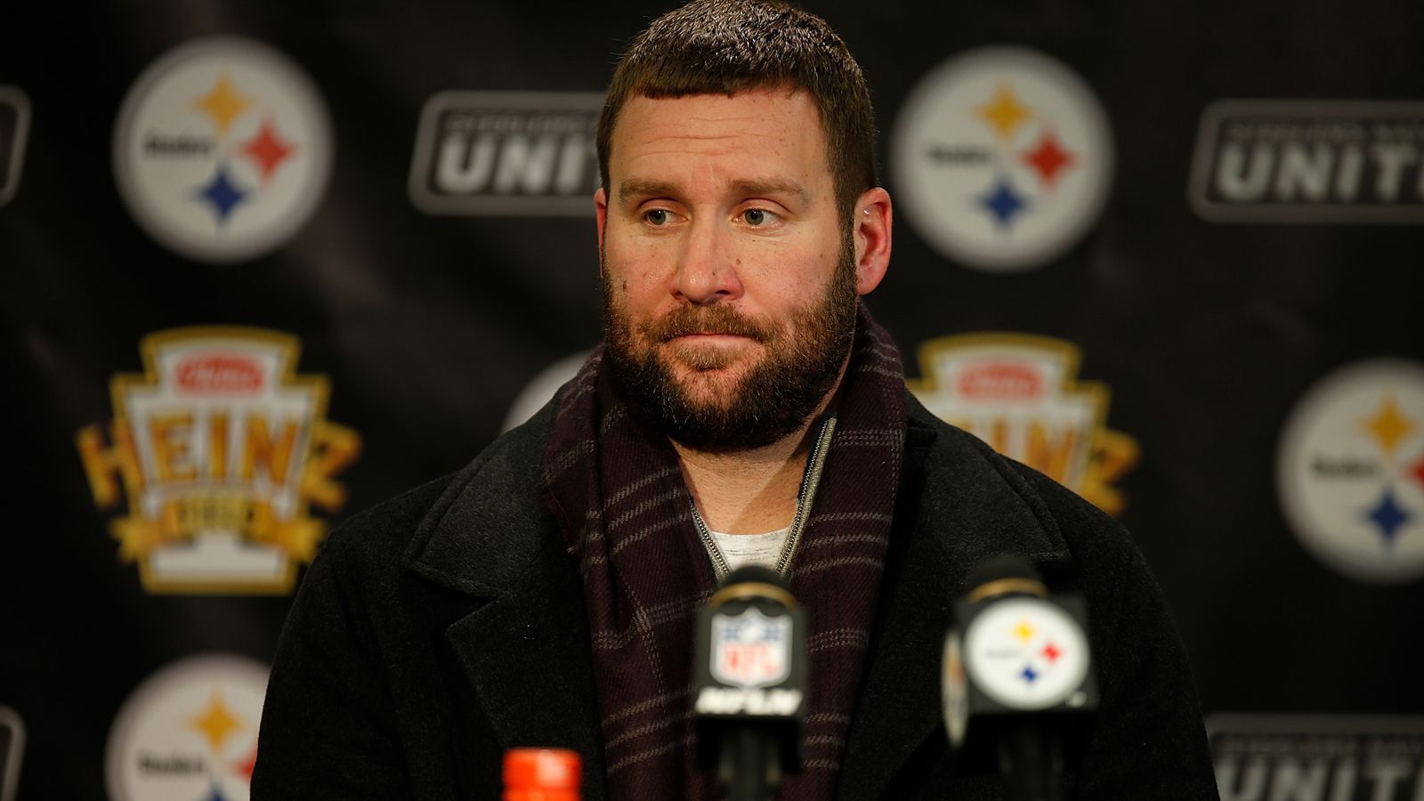 
                <strong>Ben Roethlisberger (Pittsburgh Steelers)</strong><br>
                Es war ein historischer Abend für die Pittsburgh Steelers, leider keiner in positiver Hinsicht. Mit 37:48 kamen die Steelers im Wild-Card-Game gegen die Cleveland Browns unter die Räder, Ben Roethlisberger warf zwar vier Touchdowns aber auch vier Interceptions. Angesprochen auf sein Karriereende sagte "Big Ben": "Jetzt ist nicht die Zeit, um über meine Zukunft zu sprechen." Eine klare Ansage sieht anders aus. Nicht ausgeschlossen, dass die Franchise zur neuen Saison andere Pläne hat.
              