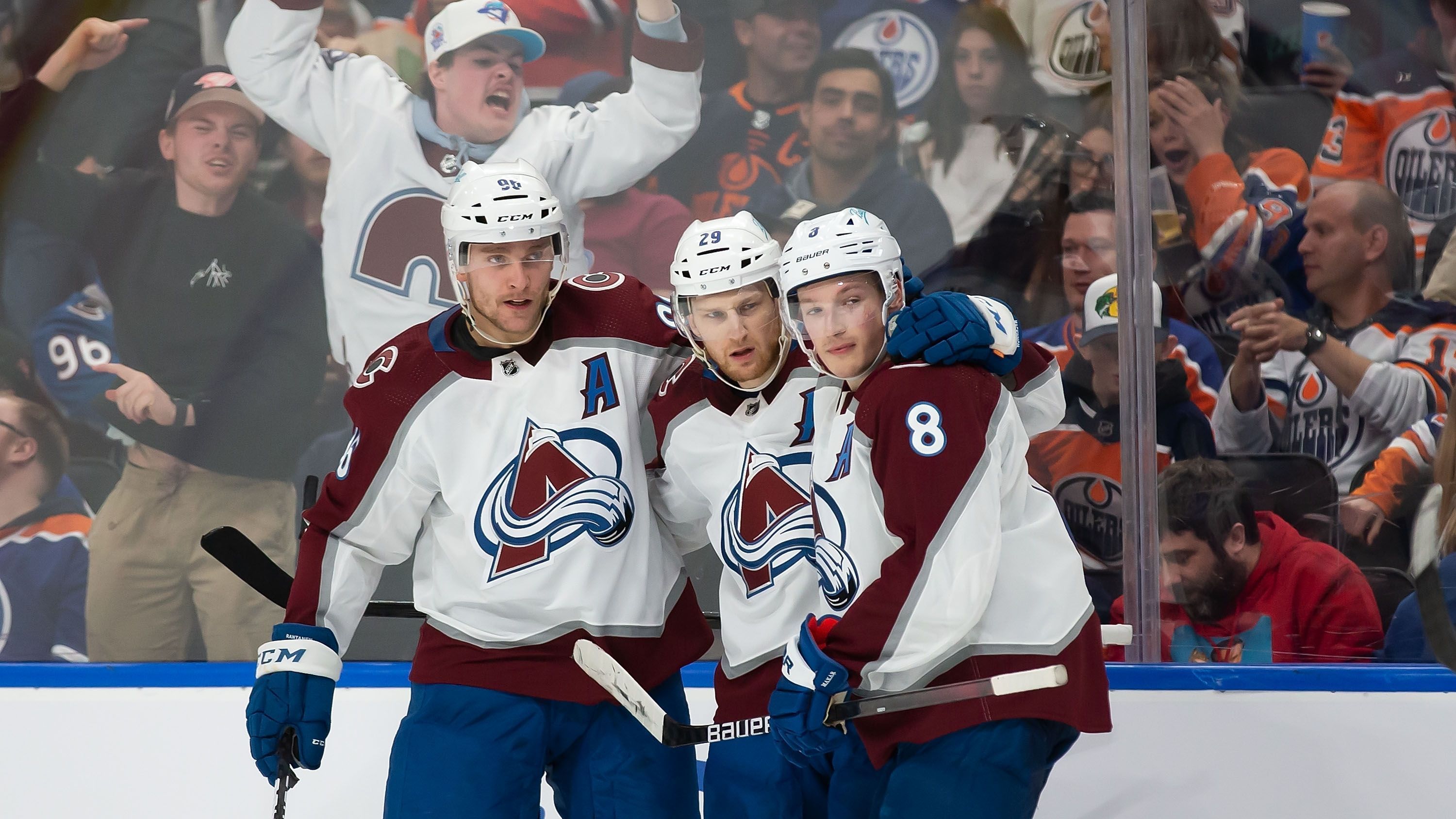 
                <strong>1. Colorado Avalanche (56 Siege / 119 Punkte) </strong><br>
                Die Colorado Avalanche waren zusammen mit den Florida Panthers das Nonplusultra der NHL-Hauptrunde, nach vorne nicht auszurechnen und auch defensiv robust. Das Team aus Denver hat in Cale Makar wohl den dominanten Offensivverteidiger den nächsten Jahre im Aufgebot und dazu im Angriff ein Starensemble, das nur so vor Qualität strotzt. Nathan MacKinnon, Mikko Rantanen, Gabriel Landeskog oder Nazem Kadri sind allesamt in der Lage, Spiele allein zu entscheiden. Dazu holte sich die Mannschaft von Head Coach Jared Bednar rechtzeitig noch etwas mehr physische Präsenz in den Kader.
              