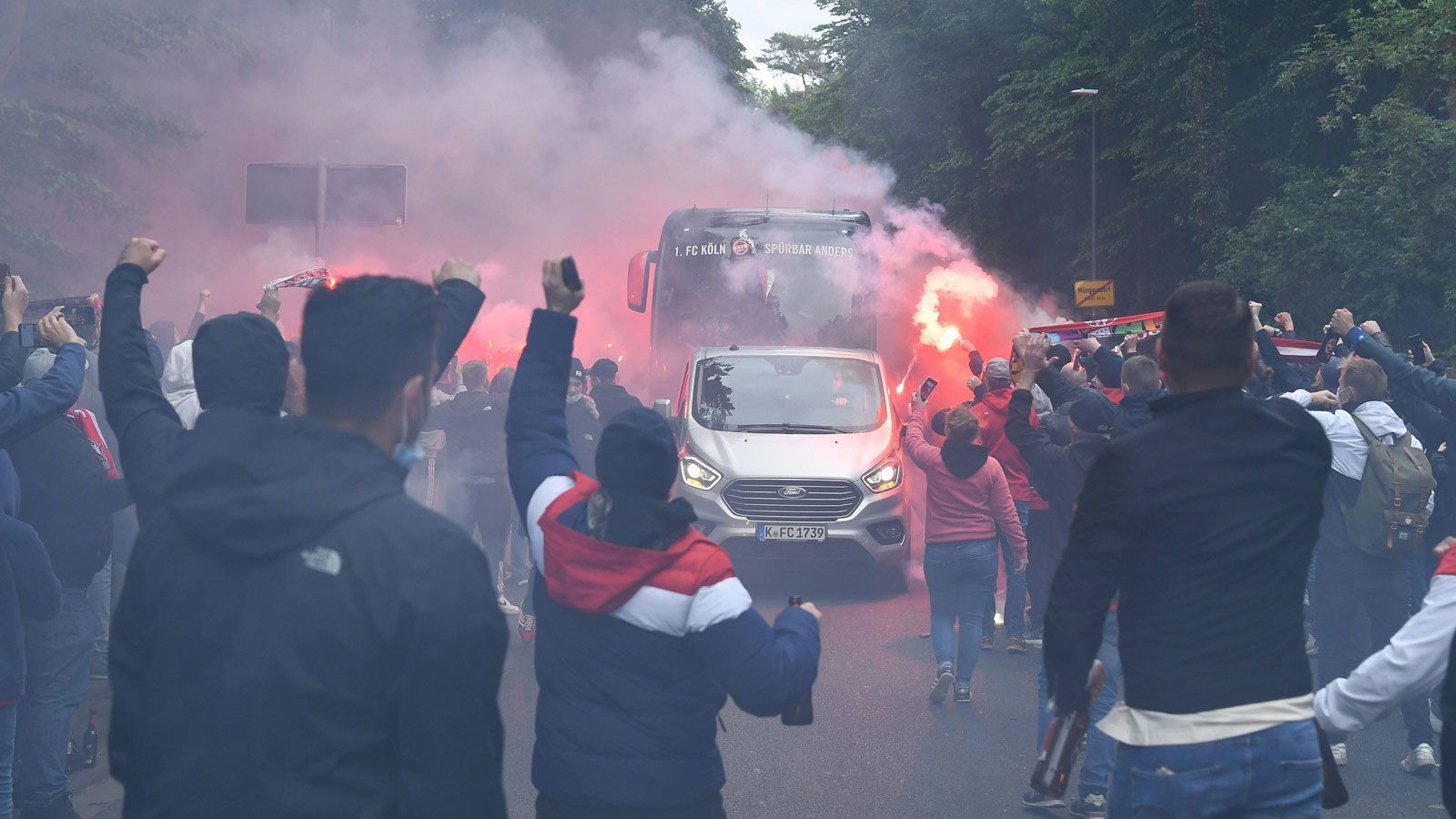 
                <strong>Köln: Pyrotechnik auch im Rheinland</strong><br>
                Auch in Köln hielten sich die Fans in puncto Pyrotechnik nicht zurück.
              