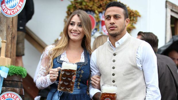 
                <strong>Thiago Alcantara</strong><br>
                Julia Vigas kam mit Ehemann Thiago Alcantara zum Oktoberfest.
              