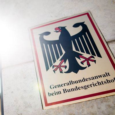 Die Bundesanwaltschaft hat nach ARD-Informationen drei weitere Personen im "Reichsbürger"-Milieu festnehmen lassen. 