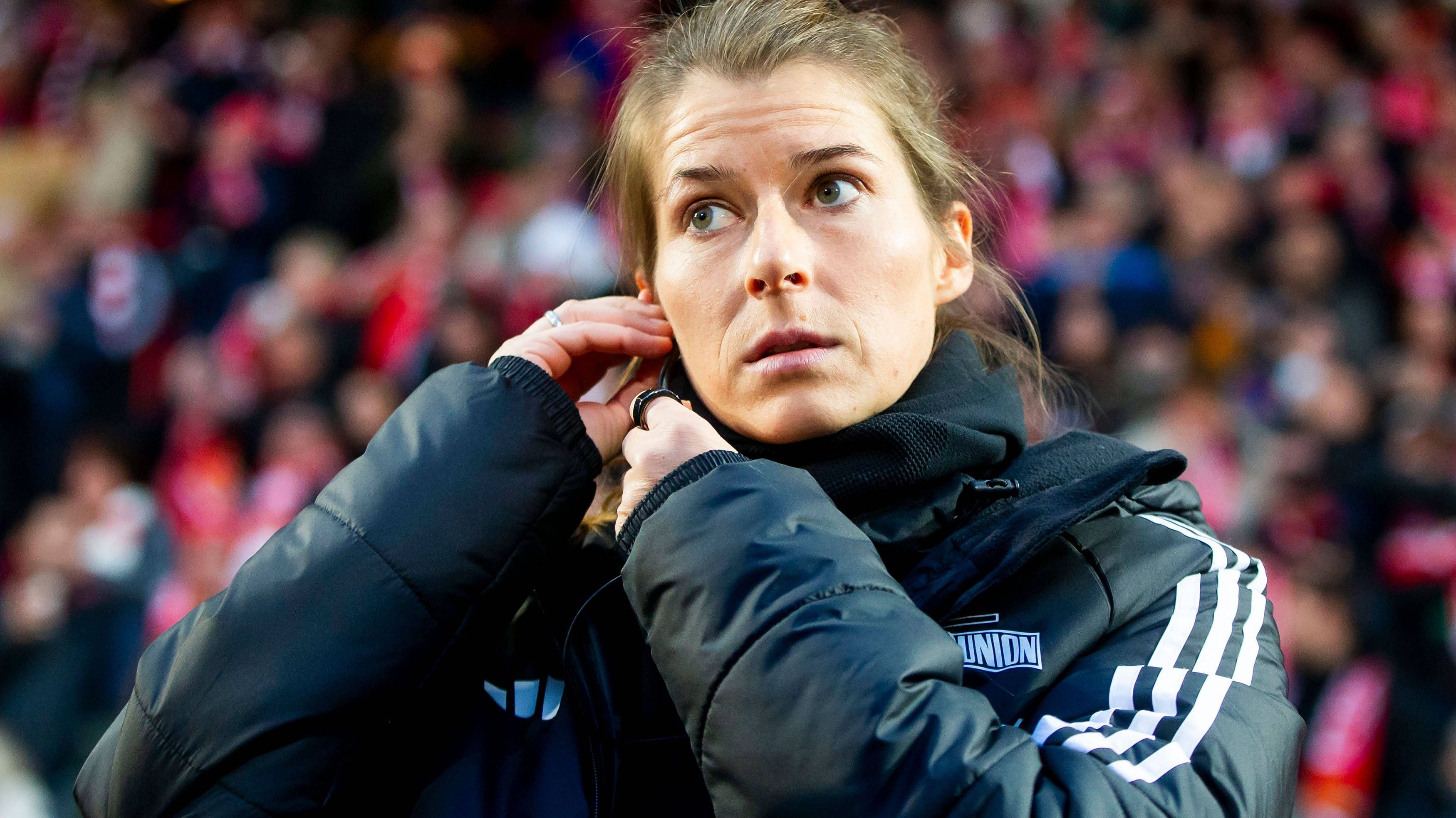 <strong>Marie-Louise Eta schreibt Bundesliga-Geschichte</strong><br>Offiziell ist Eta Co-Trainerin. "Die Zusammenarbeit mit Marie-Louise Eta ist aber gleichberechtigt. Es gibt keine großen Unterschiede. Wir teilen uns das komplett auf", sagte Marco Grote.
