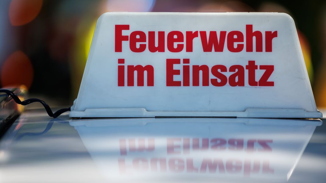 «Feuerwehr im Einsatz» steht auf dem mobilen Auto-Dachschild.