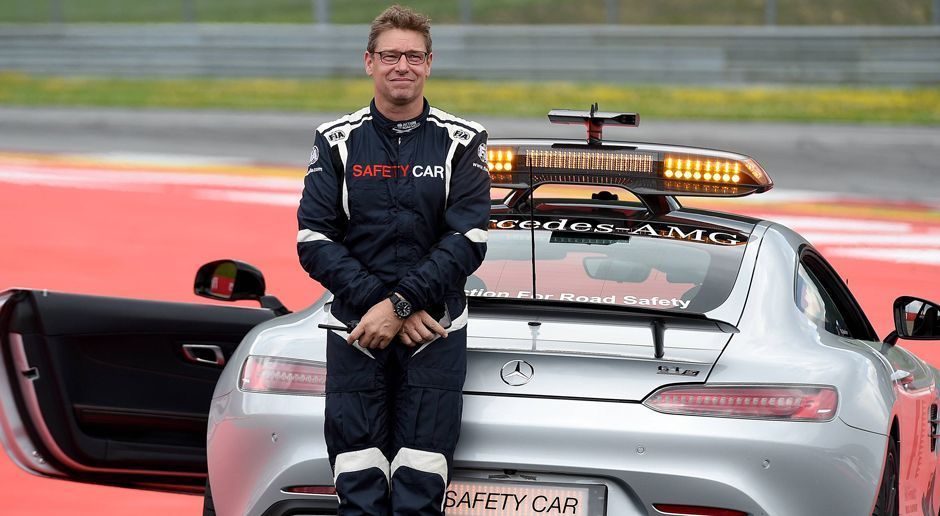 
                <strong>Bernd Mayländer</strong><br>
                Er ist Motorsport-Fans vor allem als Fahrer des Safety Cars in der Formel 1 bekannt. Er steht also noch voll im Saft. Die DTM-Autos kennt er auch, er fährt für Mercedes das Renntaxi.
              
