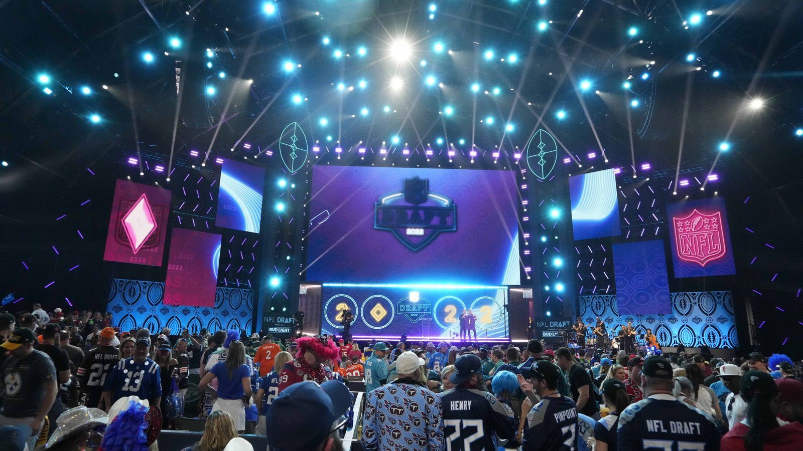 
                <strong>NFL Draft 2023: Panthers traden ganz nach oben, Broncos müssen warten - Pick-Trades in der Übersicht</strong><br>
                Vom 27.-29. April findet der kommende NFL Draft in Kansas City statt. Frische Talente vom College hoffen auf ein Engagement in der Liga, Teams auf ihren nächsten Franchise-Star. Besonders in der ersten Runde sind die Erwartungen hoch. Über allem steht die Frage nach dem allerersten Pick - in diesem Jahr könnte es wieder ein Quarterback werden. In der Hand haben es aktuell die Carolina Panthers, die sich den First Overall Pick über einen Trade von den Chicago Bears gesichert haben. Auch andere Teams haben ihre Picks für 2023 schon längst getauscht, was aber nicht immer lohnenswert war. ran gibt einen Überblick über die wichtigsten Draft-Trades. (Stand: 16.03.)
              