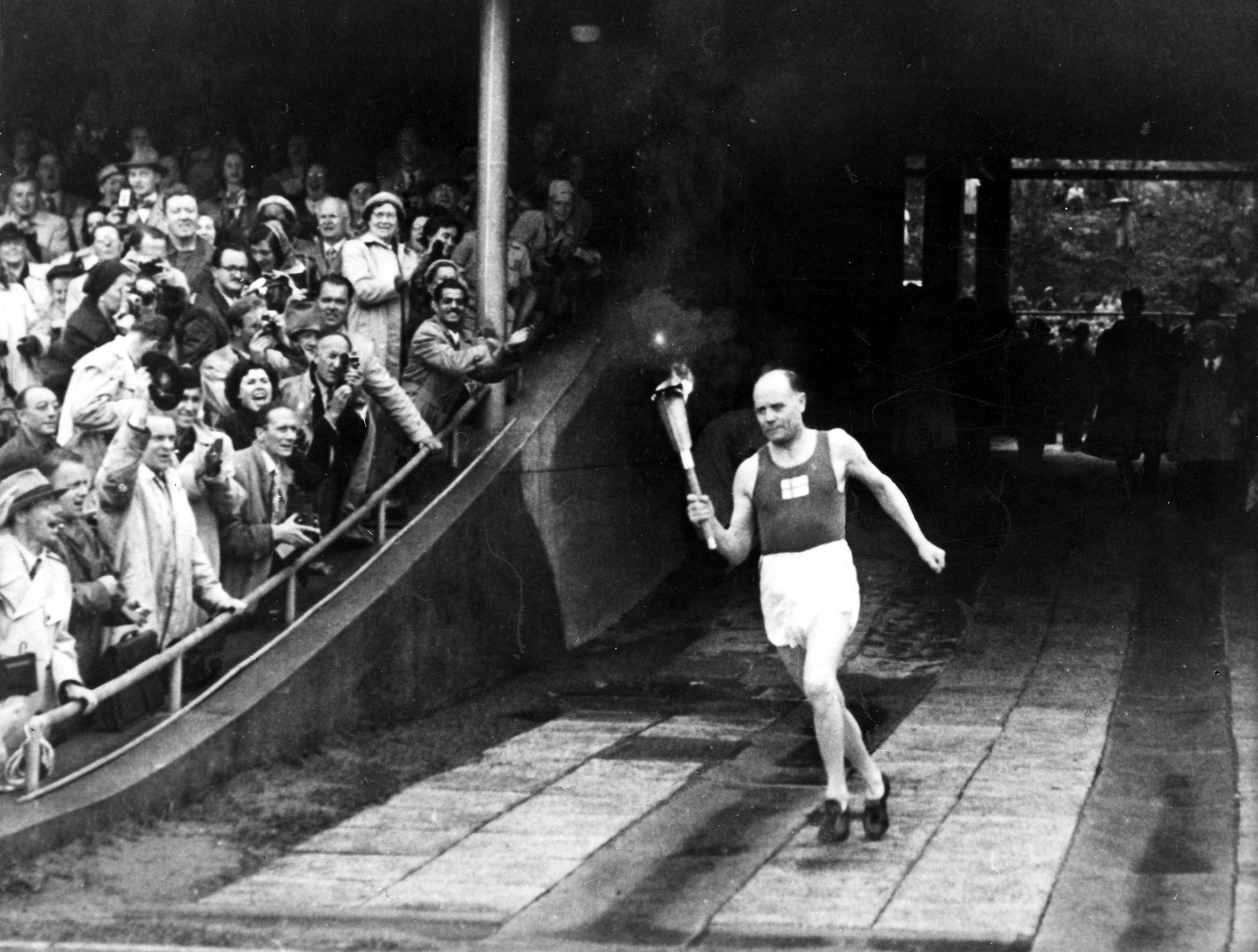 Paavo Nurmi war eine finnische Leichtathletiklegende, die noch viele Generationen nach ihm beeinflussen sollte. Er konnte bei Olympischen Spielen neun Gold- und drei Silbermedaillen gewinnen. Außerdem brach er 22 Weltrekorde, war auf einer Spezialausgabe der finnischen Zehn-Mark-Note zu sehen und wurde 1996 von der Times zum größten Olympioniken aller Zeiten gekürt.