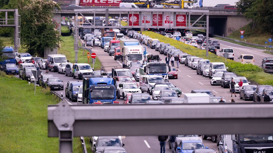Autos stehen im Stau auf der Autobahn 9 (A9) während einer Aktion von Klimaaktivisten gegen die IAA im Stau. 
