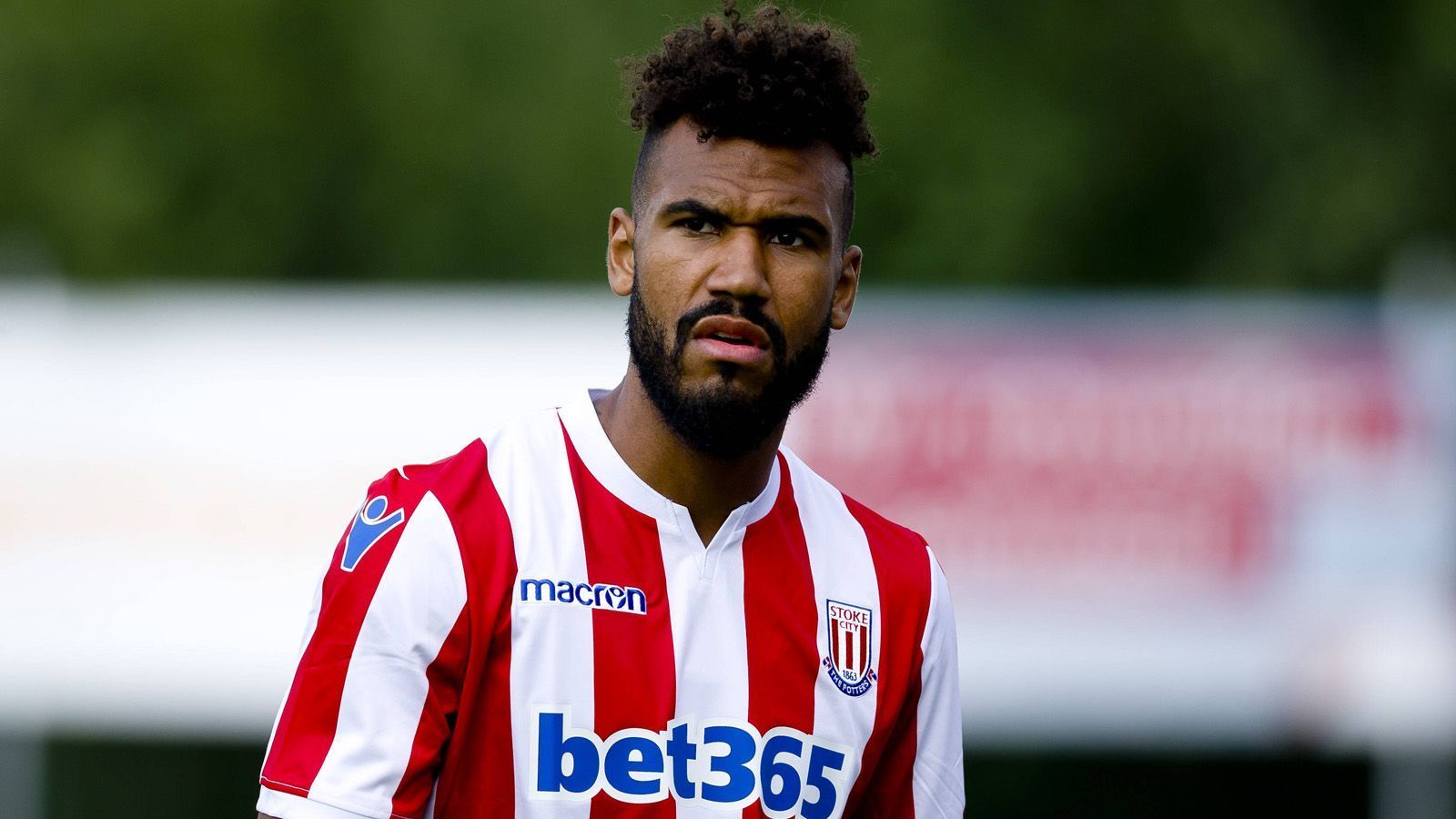 
                <strong>Abstieg in der Premier League</strong><br>
                In der Spielzeit 2017/2018 spielte Choupo-Moting für Stoke City in der Premier League und durchlebte eine bittere Saison. Nur fünf Tore gelangen ihm bei insgesamt 32 Einsätzen. Schlussendlich ging es hinunter in die 2. Liga. Im Interview mit "spox.com" sagte er über die damalige Saison: "Ich liebe Sprachen und sammle gerne Erfahrungen im Ausland, außerdem wollte ich schon immer mal in der Premier League spielen. Das Jahr dort hat sehr viel Spaß gemacht hat - auch wenn wir leider auf bittere Art und Weise abgestiegen sind."
              