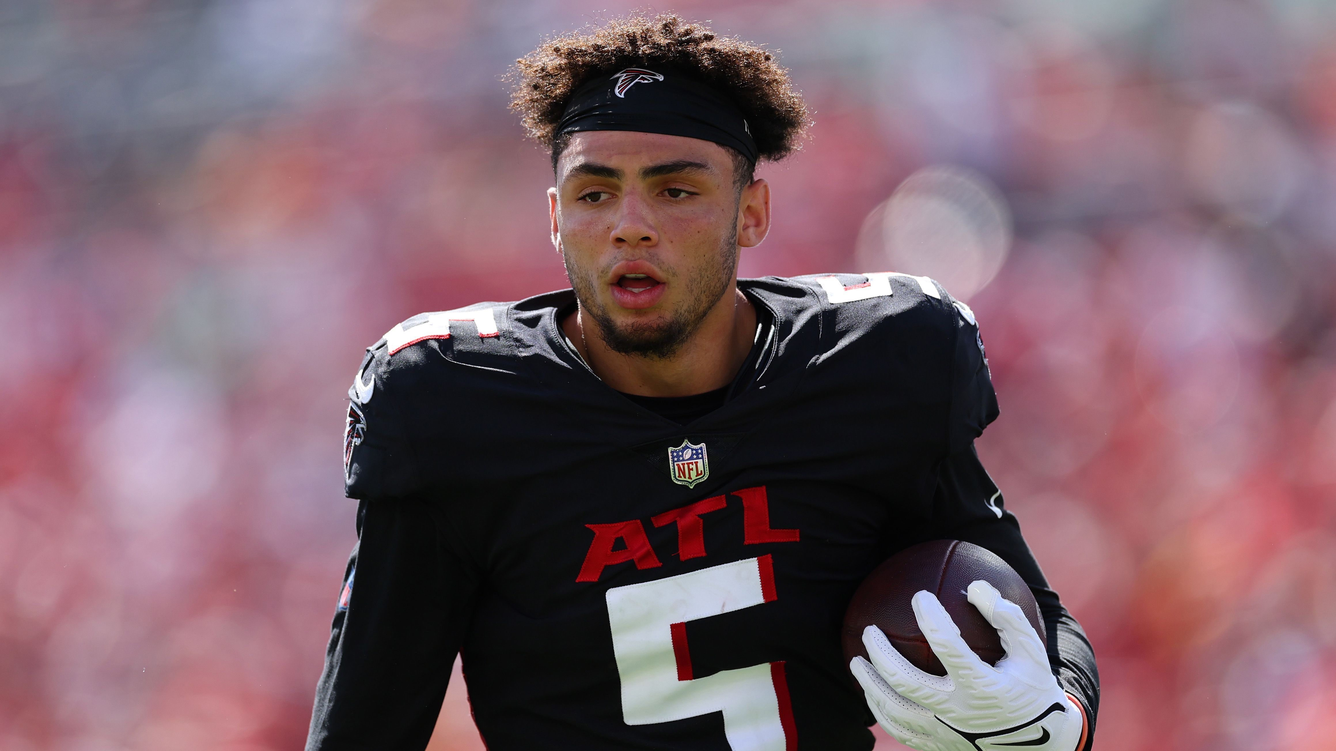 
                <strong>NFC South: Atlanta Falcons - Wide Receiver Drake London</strong><br>
                2023 könnte das Jahr von Receiver Drake London werden. Mit 72 Receptions für 866 Yards und vier Touchdowns überzeugte der Erstrundenpick der Atlanta Falcons in der Vorsaison bereits auf Anhieb. Die Zahlen werden noch beeindruckender, wenn man bedenkt, dass die Passing Offense noch unter der weitgehenden Führung von Quarterback Marcus Mariota mehr als nur lahmte. Mit lediglich 24,4 Passversuchen im Schnitt lag Atlanta ligaweit auf Rang 31. Zum Vergleich: Die "Bucs" warfen mit 45,4 Passversuchen pro Spiel fast doppelt so häufig. Obwohl London nach einem heißen Saisonstart zwischenzeitlich merklich abkühlte, beendete der 21-Jährige die Regular Season mit einem bärenstarken Durchschnitt von 9,6 Targets pro Spiel in seinen letzten fünf Auftritten der Spielzeit. In der neuen Saison wird nun endgültig Desmond Ridder Under Center übernehmen und erhielt mit Zweitrundenpick Matthew Bergeron einen weiteren Beschützer im diesjährigen Draft an die Seite gestellt. Kann sich Ridder als Starter stabilisieren und die Offense ein solides Passing Game installieren, dürften Londons Zahlen durch die Decke gehen.
              