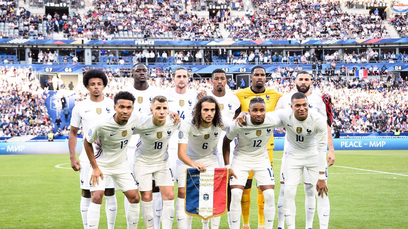 
                <strong>Frankreich - "Les Bleus"</strong><br>
                Selbst wenn die französische Nationalmannschaft in den weißen Auswärtstrikots spielt, wird sie nach den traditionell blauen Trikots kurz "Les Bleus" genannt. Ein weiterer Spitzname lautet "Equipe Tricolore" - also "Die dreifarbige Mannschaft", in Anlehnung an die blau-weiß-rote Nationalflagge.
              