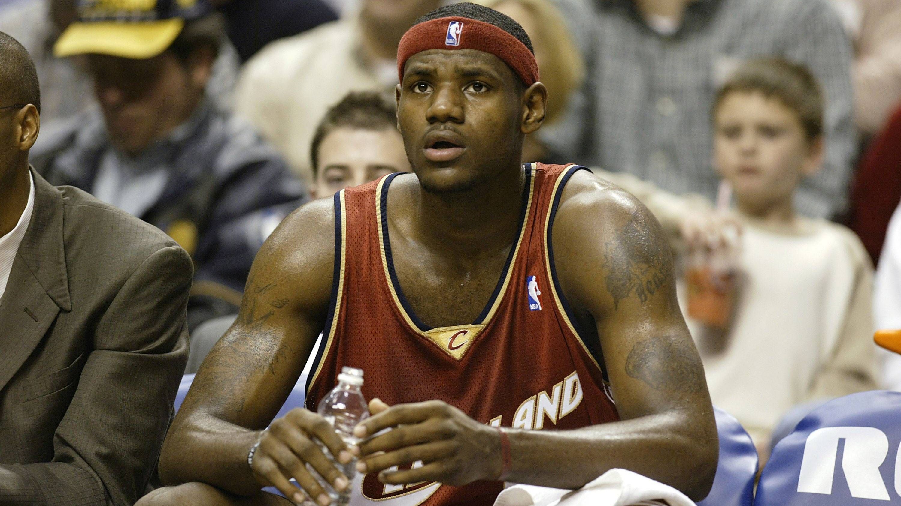 <strong>LeBron James (Cleveland Cavaliers) - 1. Pick 2003</strong><br>Am Ende wurde es LeBron James. Der Hype um den"King" war unfassbar, bevor er in die Liga kam. Sogar seine Highschool-Spiele wurden landesweit übertragen. Der Druck auf den damals 18-Jährigen war dementsprechend enorm, noch bevor er einen Fuß auf ein NBA-Parkett gesetzt hatte. Wie wir heute wissen, übertraf er die Erwartungen meilenweit. Seine Rookie-Stats: 20,9 Punkte, 5,5 Rebounds und 5,9 Assists.