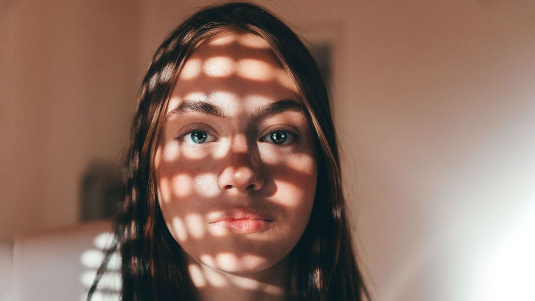 Flauschige Augenbrauen – ganz im natürlichen Stil: Für den No-Make-up Trend greifen wir auf Augenbrauengel zurück. 