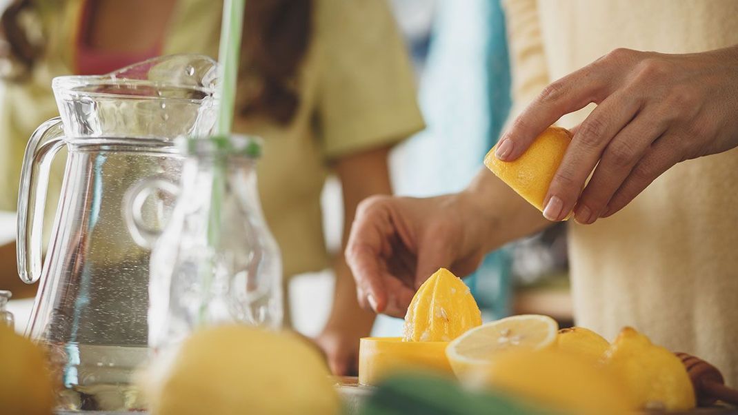 Unsere Beauty-Hausmittel für gesunde, harte Fingernägel: Zitronensaft, Olivenöl und Heilerde!