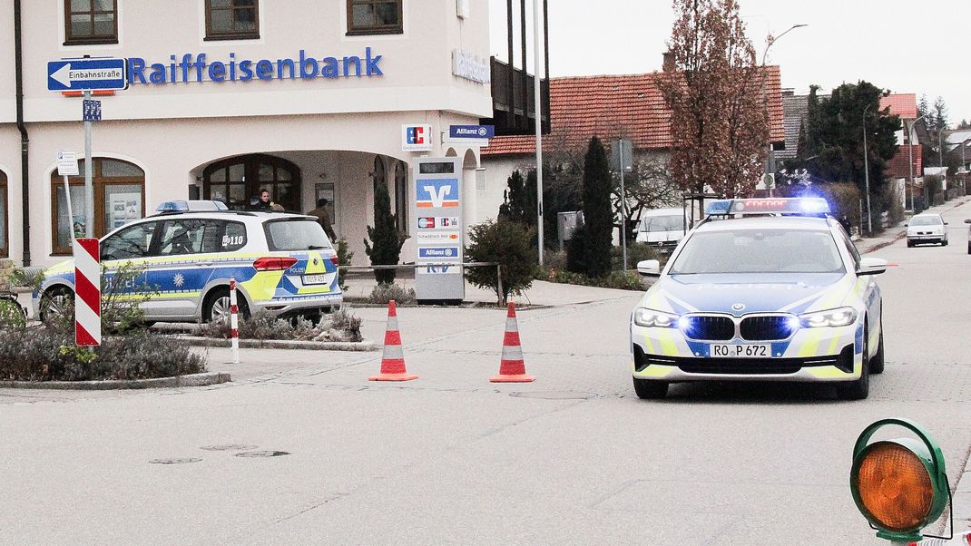 Einsatzkräfte der Polizei nach einem Überfall auf einen Geldtransporter in der Nähe einer Bank in Oberbayern.