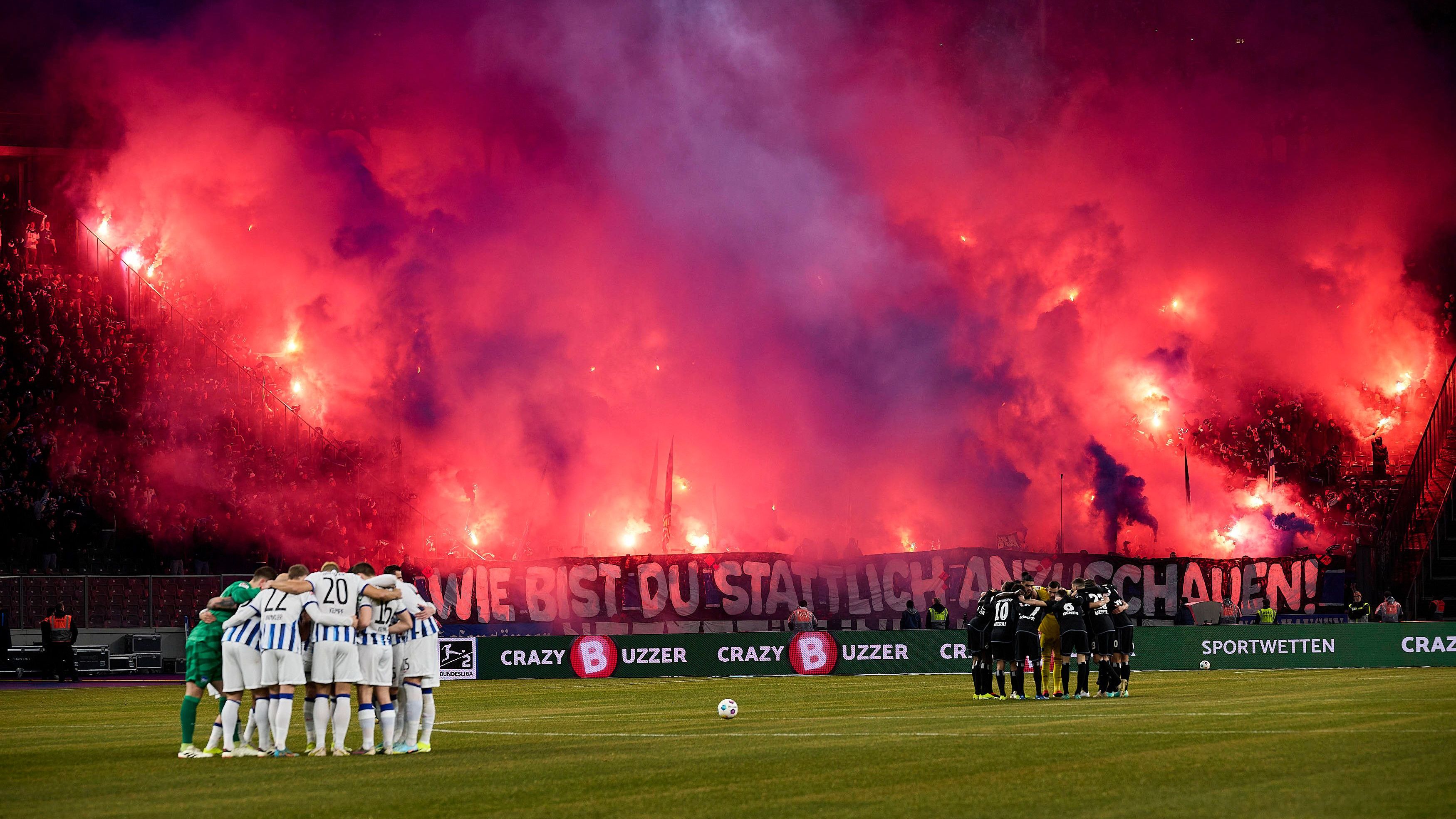 <strong>Fan-Proteste: Gewöhnt euch dran - Abbruch naht</strong> <br>Da die Fans traditionell kaum noch bzw. viel zu wenig gehört oder in Diskussionen mit einbezogen werden, sollten sich die Zuschauer an die Bilder gewöhnen. Denn die Proteste werden ganz sicher weitergehen. Nicht immer so wie in Berlin, aber wahrscheinlich auch mal bis hin zu einem Abbruch. Denn mit dem wirklichen Problem und dem Hintergrund der Proteste beschäftigen sich nur wenige.