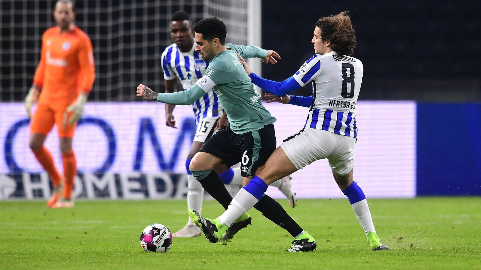 
                <strong>Schalke bestimmt die Anfangsviertelstunde</strong><br>
                Die Anfangsviertelstunde gehörte den Gästen aus Gelsenkirchen, die sich sehr passiven Berlinern gegenübersahen. Auch die ersten, jedoch harmlosen, Torannäherungen verzeichneten die Schalker, die im Spiel nach vorne aber die Präzision und den Tordrang vermissen ließen.
              