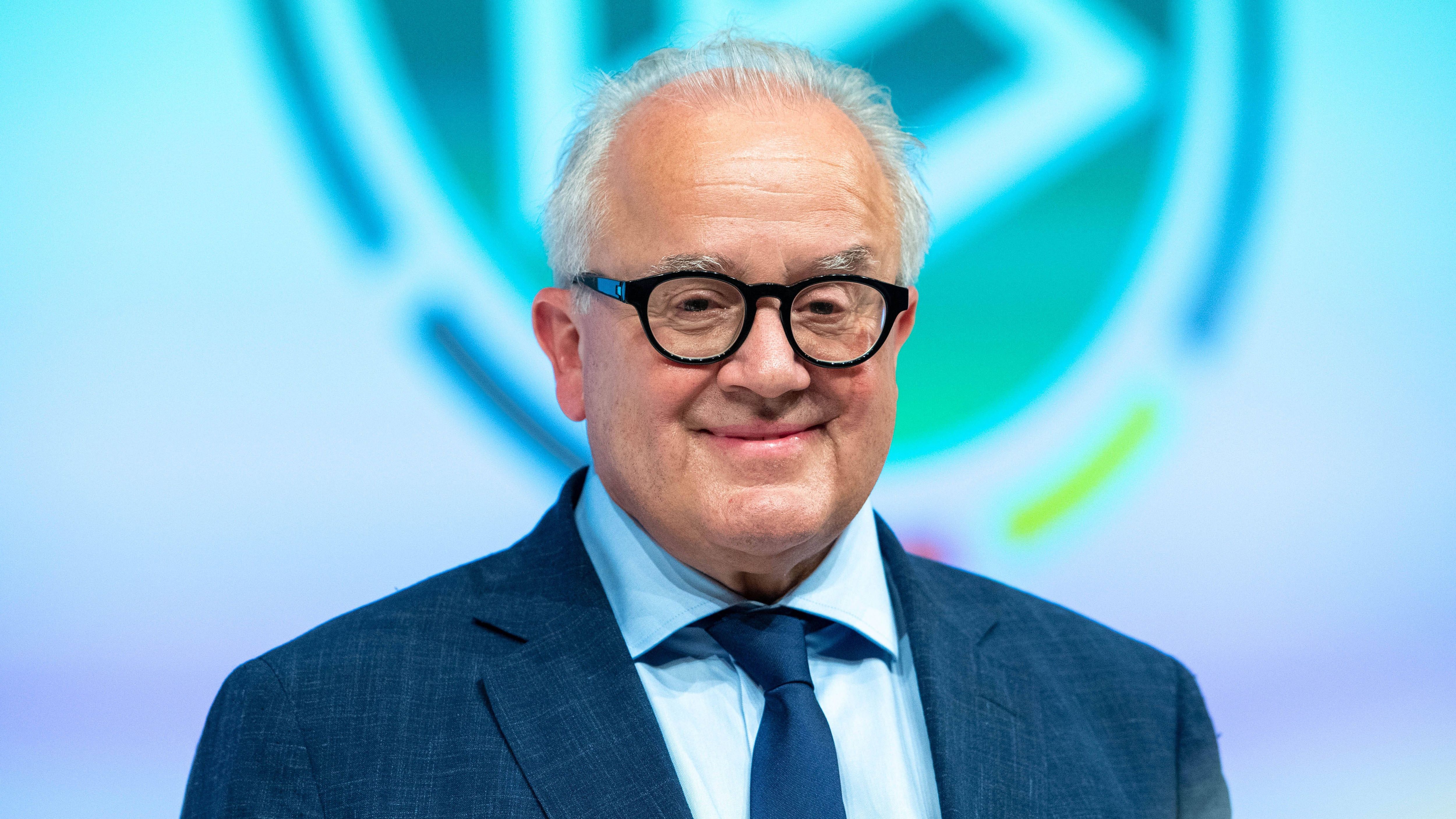 
                <strong>Fritz Keller (2019-2021)</strong><br>
                Der langjährige Vorsitzende und Präsident des SC Freiburg wird am 26. September 2019 einstimmig zum neuen DFB-Präsident gewählt. Der Winzer gilt als Wunschkandidat des DFB und soll die Skandale der Vergangenheit vergessen machen. Keller zeigt sich früh engagiert und kritisiert die WM-Vergabe nach Katar scharf, zudem werden während seiner Amtszeit erstmals die Gehälter der DFB-Topfunktionäre öffentlich gemacht. Seine Aussagen zu den Fanprotesten gegen Hoffenheim-Mäzen Dietmar Hopp sorgen hingegen für Unmut in den deutschen Kurven.
              