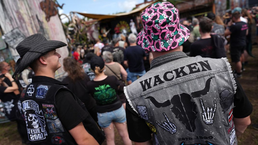 Über zahlreiche internationale Bands und besonders Headliner Guns N' Roses können sich Heavy-Metal-Fans in Wacken freuen.