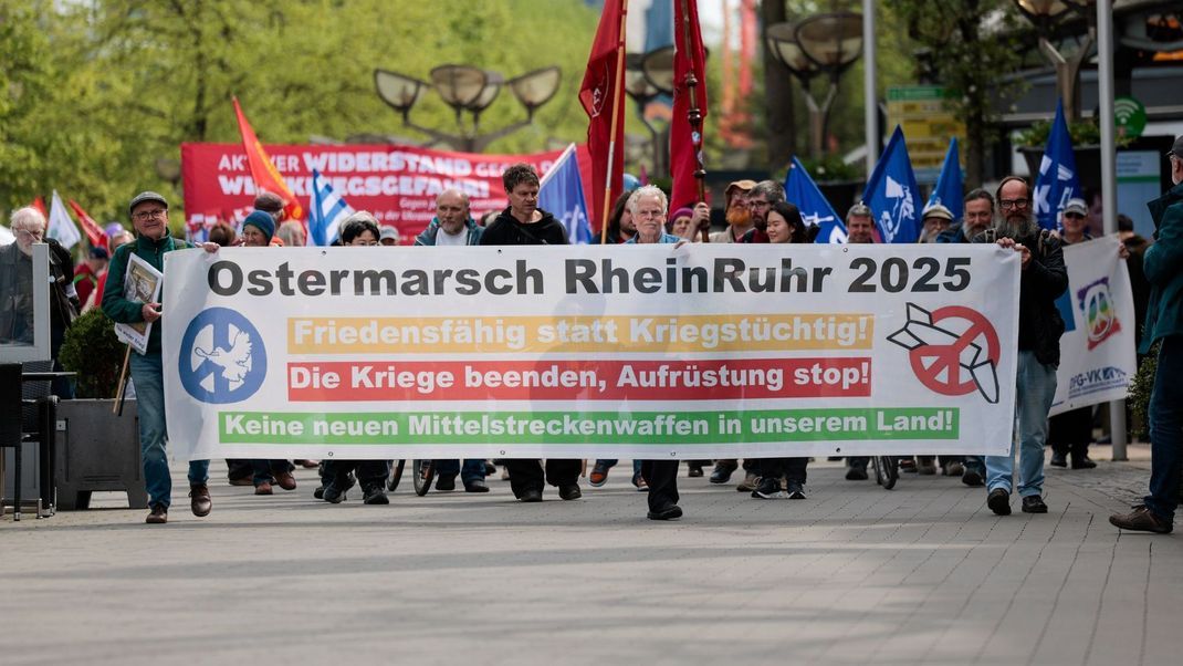Kein Krieg, keine Waffen - Menschen in Deutschland demonstrieren für mehr Frieden.