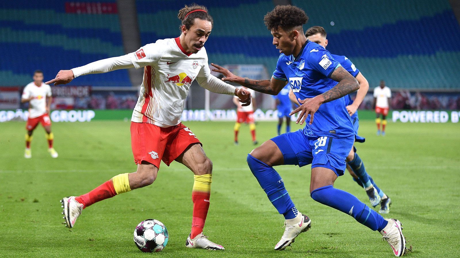 
                <strong>TSG 1899 Hoffenheim</strong><br>
                In der Defensive verstärkte sich die TSG Hoffenheim für den Rest der laufenden Saison mit Bayern-Akteur Chris Richards (re.), der sich schon kurz nach seinem Wechsel als Stammspieler etablierte. TSG-Coach Sebastian Hoeneß setzt auf den US-Amerikaner, der sowohl in der Zweikampfführung als auch im Aufbauspiel zu gefallen weiß. Für den Angriff holten die Sinsheimer Mittelstürmer Georginio Rutter von Stade Rennes, der bislang überwiegend als Joker zum Einsatz kam (ein Treffer) und eher perspektivisch eine wichtigere Rolle einnehmen soll.
              