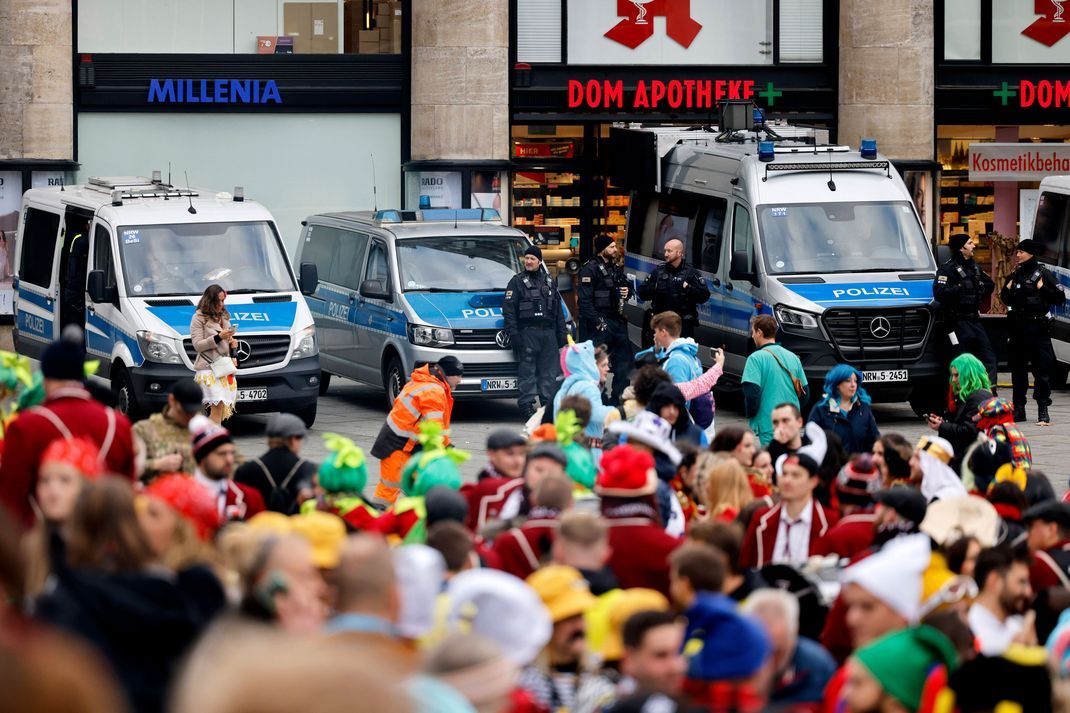 Die Polizei ist beim bunten Treiben stets dabei.