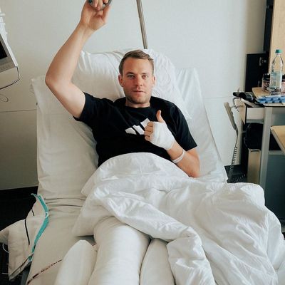 Manuel Neuer im Krankenhaus