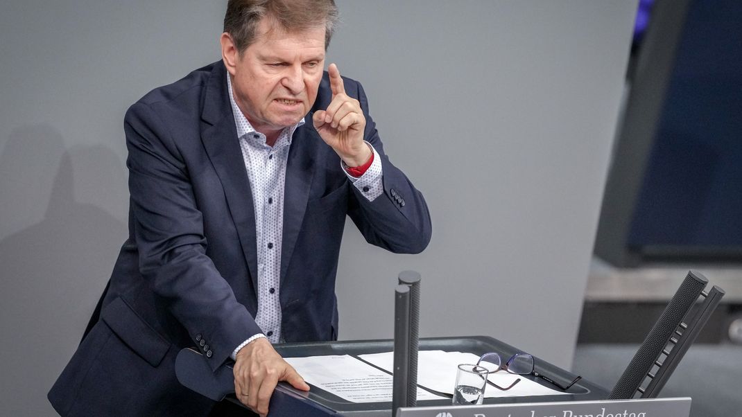6. Dezember 2024, Berlin: Ralf Stegner (SPD) spricht im Plenum des Bundestags über die Ukrainepolitik. 