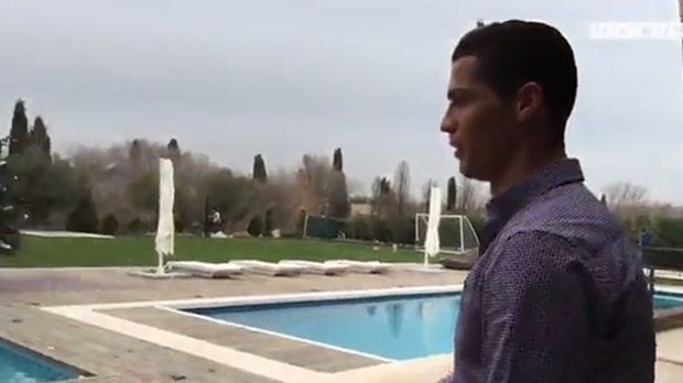 
                <strong>Villa mit Swimmingpool in Madrid</strong><br>
                Villa mit Swimmingpool in Madrid: Im Dezember gab der Mega-Star Einblicke in sein Luxus-Anwesen in Madrid. Neben zahlreichen Schlafzimmern und hauseigenen Köchen hat Ronaldo in seinem Garten ein Swimmingpool mit mehreren Becken und einen eigenen Fußballplatz. Kurz vor Weihnachten dienten außerdem gleich mehrere Weihnachtsbäume als Kulisse.
              