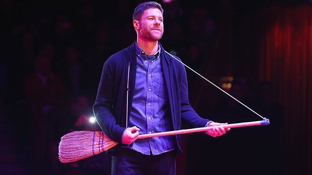 
                <strong>Mit dem Besen in der Hand</strong><br>
                Neben noch Luftgitarre, jetzt spielt Xabi Alonso auf einem Besen ... Nach seiner Fußballkarriere könnte der Mittelfeldspieler es zumindest mal probieren im Zirkus.
              