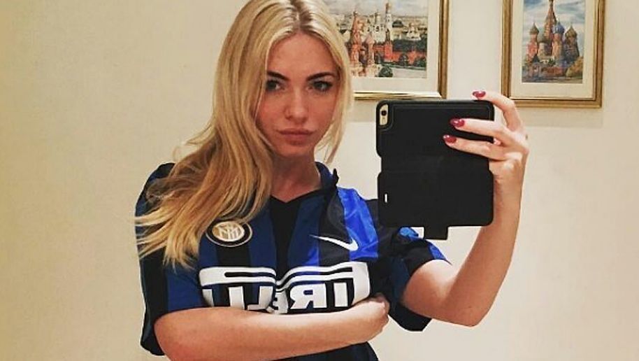 
                <strong>April Summers </strong><br>
                Obwohl die 29-Jährige in London geboren wurde, ist sie glühender Fan von Inter Mailand. Was ihr wiederum zahlreiche Fans in Italien verschafft.
              