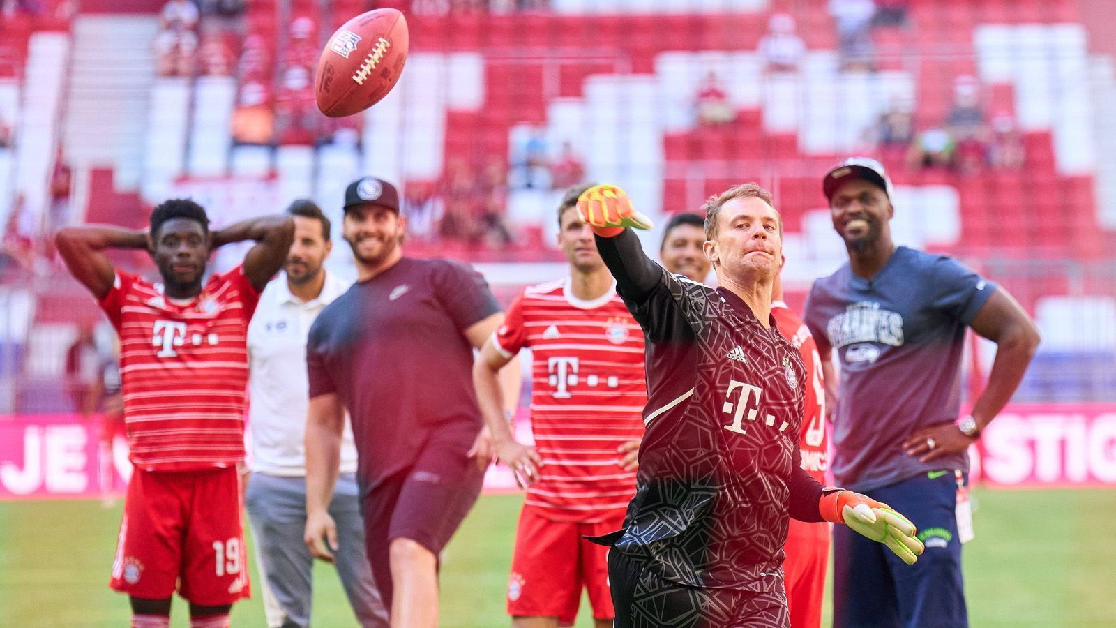 
                <strong>FC Bayern & Co. auf Abwegen</strong><br>
                Aus PR-Gründen verbringen viele europäische Topklubs einen Teil ihrer Saisonvorbereitung in den USA. Warum also dort nicht das Notwendige mit dem Schönen verbinden? Das dachten sich der FC Bayern München, Real Madrid und Manchester City und nutzen ihre Amerika-Trips, um NFL-Stars zu treffen - oder sich wie Manuel Neuer selbst auf ungewohntem Terrain auszuprobieren. ran hat die besten Bilder.
              