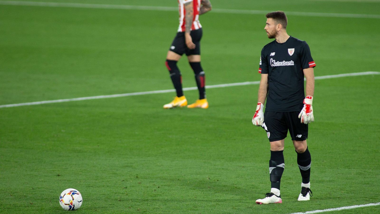 
                <strong>Unai Simon (Athletic Bilbao)</strong><br>
                Wie die spanische Tageszeitung "La Razon" berichtet, arbeitet Borussia Dortmund an einer Verpflichtung von Unai Simon von Athletic Bilbao. Der 23-Jährige Baske ist momentan Stammtorhüter in der spanischen Nationalmannschaft und gilt als einer der besten jüngeren Torhüter in Europa. Allerdings haben die Westdeutschen Konkurrenz um eine Verpflichtung, demnach sollen wie Dortmund auch die AS Monaco sowie West Ham United Interesse haben.
              