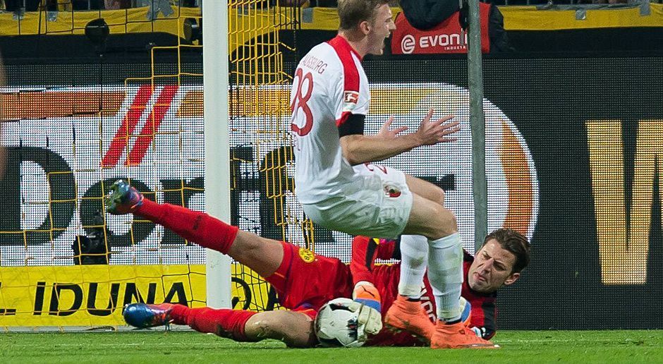 
                <strong>Roman Weidenfeller</strong><br>
                Roman Weidenfeller: Hatte in der ersten halben Stunde gar nichts zu tun - und wurde dann kalt erwischt. Parierte erst gut gegen Ji, war dann aber beim Nachschuss machtlos. Kurze Zeit später bewahrte er sein Team gegen Teigl vor dem 0:2. Spielte in der 55. Minute ein Mal sehr gut mit. ran-Note: 2.
              