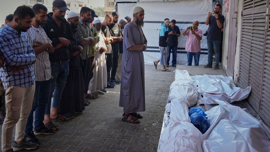 Täglich fordert der Krieg in Gaza zahlreiche Menschenleben - darunter oftmals Zivilist:innen. (Symbolbild)