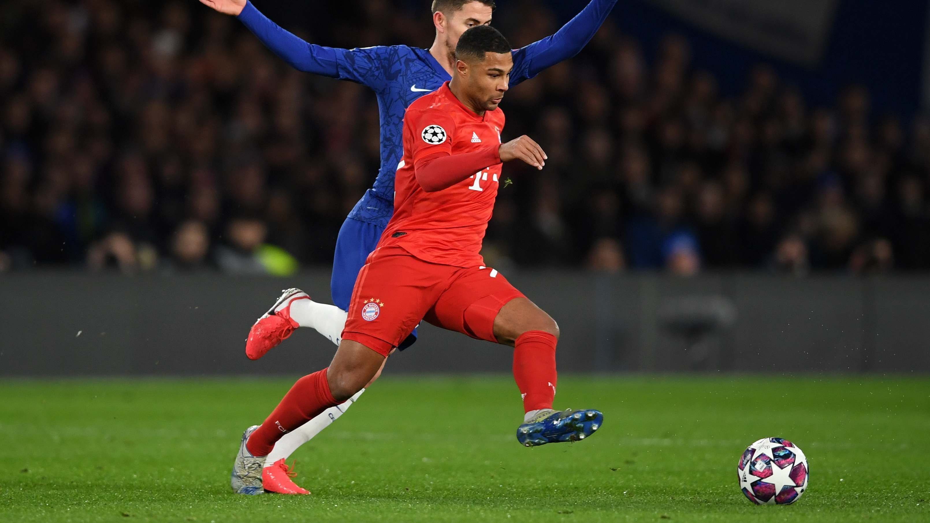 
                <strong>Serge Gnabry</strong><br>
                Mit einem genialen Pass auf Robert Lewandowski leitet er die Situation zum Elfmeter und somit zum 1:0 ein. In der 31. Minute vergibt er selber eine große Chance. Gnabry ist im gegnerischen Drittel sehr präsent, gewinnt zudem auffällig viele Zweikämpfe. ran-Note: 2  
              