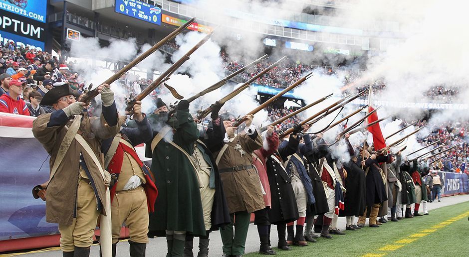 
                <strong>End Zone Militia</strong><br>
                Bei Heimspielen gibt es eine Gruppe, die sich egal bei welchem Wetter im Stadion befindet: die End Zone Militia. Nach jedem Patriots-Touchdown feuert sie eine Salve aus ihren Musketen in den Himmel von Foxborough. Das Besondere: Die im Stil der Minutemen gekleidete Gruppe bekommt kein Geld für ihre Auftritte. Vielmehr wollen diese speziellen Patriots-Anhänger den Fans einen Geschmack von New Englands Geschichte näherbringen.
              