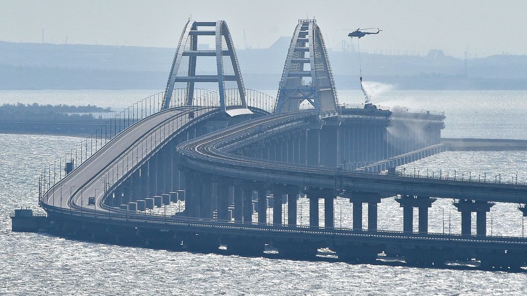 Archivaufnahme, 8. Oktober 2022: Die Kertsch-Brücke zwischen der Halbinsel Krim und dem russischen Festland wurde bei einer Explosion beschädigt. 