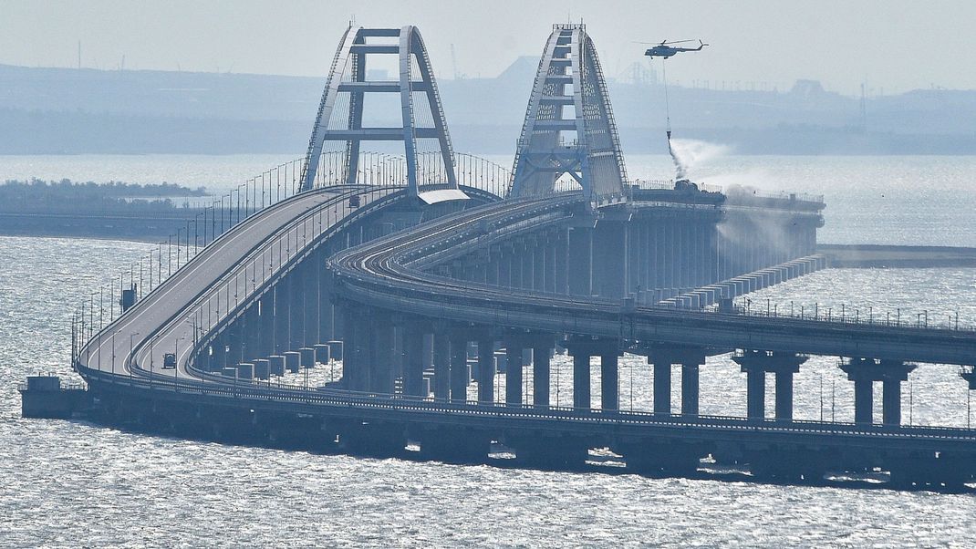 Archivaufnahme, 8. Oktober 2022: Die Kertsch-Brücke zwischen der Halbinsel Krim und dem russischen Festland wurde bei einer Explosion beschädigt. 