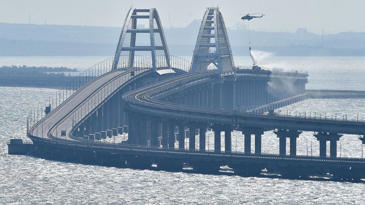 Archivaufnahme, 8. Oktober 2022: Die Kertsch-Brücke zwischen der Halbinsel Krim und dem russischen Festland wurde bei einer Explosion beschädigt. 