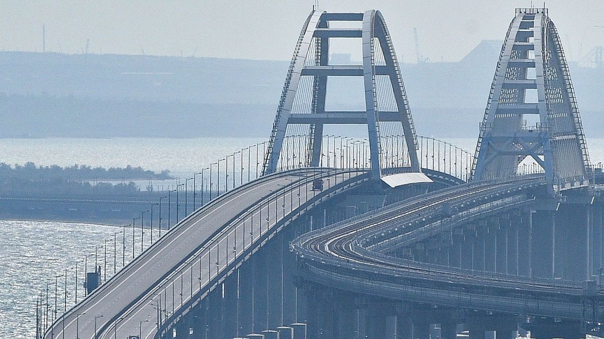 Archivaufnahme, 8. Oktober 2022: Die Kertsch-Brücke zwischen der Halbinsel Krim und dem russischen Festland wurde bei einer Explosion beschädigt. 