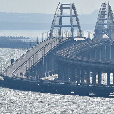 Archivaufnahme, 8. Oktober 2022: Die Kertsch-Brücke zwischen der Halbinsel Krim und dem russischen Festland wurde bei einer Explosion beschädigt. 