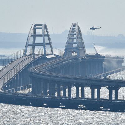 Archivaufnahme, 8. Oktober 2022: Die Kertsch-Brücke zwischen der Halbinsel Krim und dem russischen Festland wurde bei einer Explosion beschädigt. 