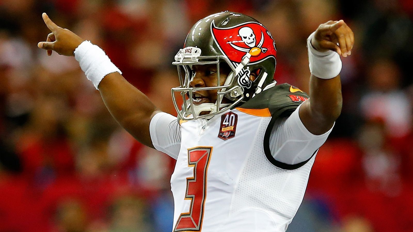 
                <strong>2015: Jameis Winston (Quarterback, Tampa Bay Buccaneers)</strong><br>
                Wie wir alles wissen: Winston ist nicht mehr Quarterback der Buccaneers. Dabei begann seine Zeit in Tampa Bay vielversprechend. Doch der 27-Jährige musste nach der Ankunft von Tom Brady weichen und wurde zu den New Orleans Saints getradet. Dort hat er in der gesamten aktuellen Saison nur zwölf Pässe schmeißen dürfen. Doch seine Rookie-Saison 2015/16 war nicht von schlechten Eltern. Winston produzierte die elfmeisten Passing Yards (4.042) aller Quarterbacks und lies die Buccaneers-Fans auf bessere Zeiten hoffen. Das Problem: Winstons Spiel war zu fehlerhaft - in seinem letzten Jahr fing er sich sogar 30 Interceptions in einer Saison ein. Nun wird der ehemalige Rookie of the Year zum Free Agent und steht vor dem Scheideweg seiner Karriere. AP Offensive Rookie of the Year wurde damals übrigens nicht Winston, sondern Todd Gurley (Running Back, St. Louis Rams).
              